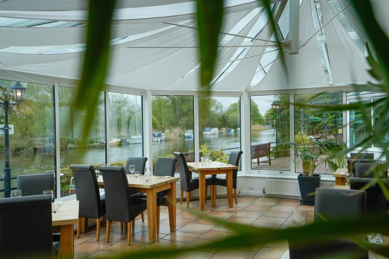 Waveney House Hotel Бекклс Экстерьер фото