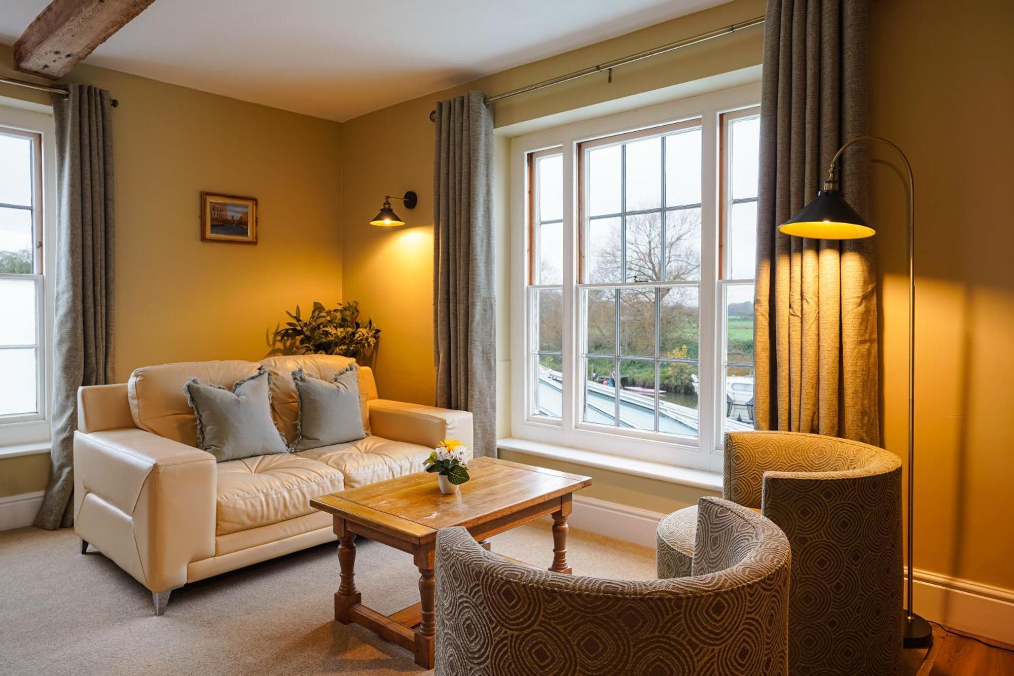 Waveney House Hotel Бекклс Экстерьер фото