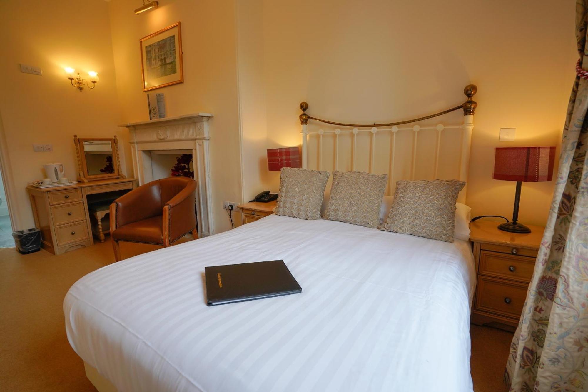 Waveney House Hotel Бекклс Экстерьер фото