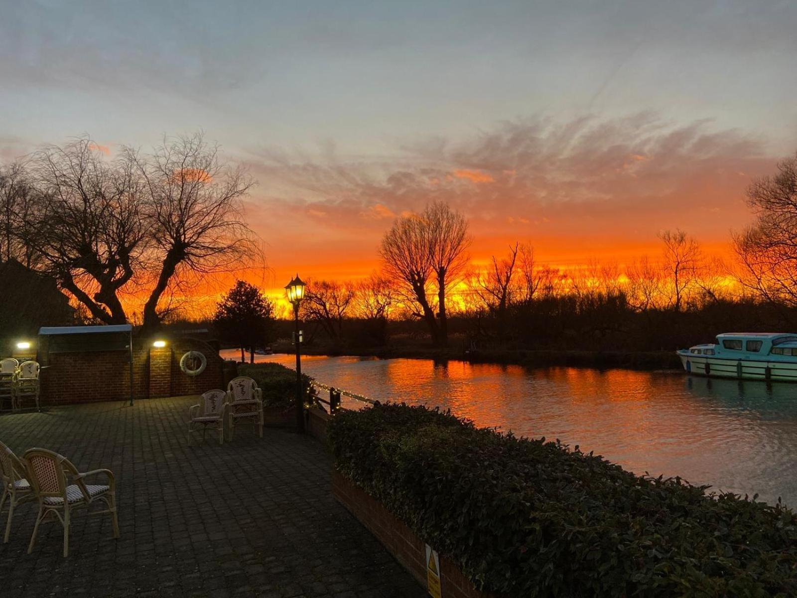 Waveney House Hotel Бекклс Экстерьер фото