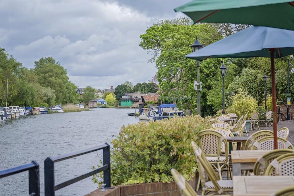 Waveney House Hotel Бекклс Экстерьер фото