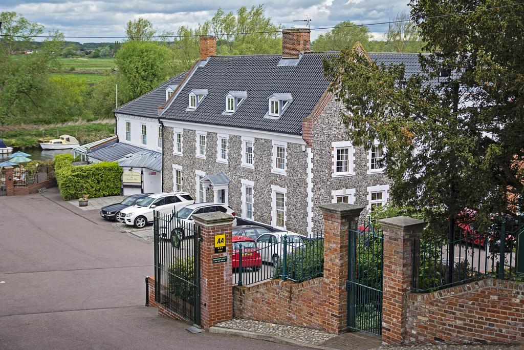 Waveney House Hotel Бекклс Экстерьер фото